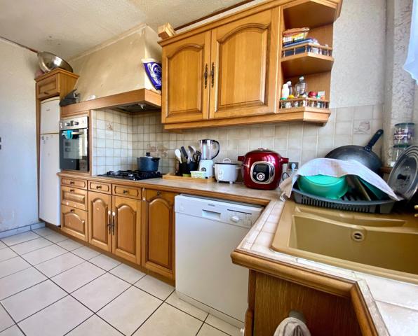 Maison de ville : 5 chambres, garage, terrasse ensoleillée. Opportunité d'investissement!