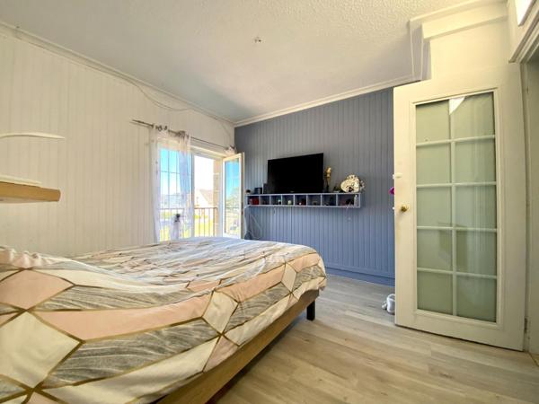 Maison de ville : 5 chambres, garage, terrasse ensoleillée. Opportunité d'investissement!