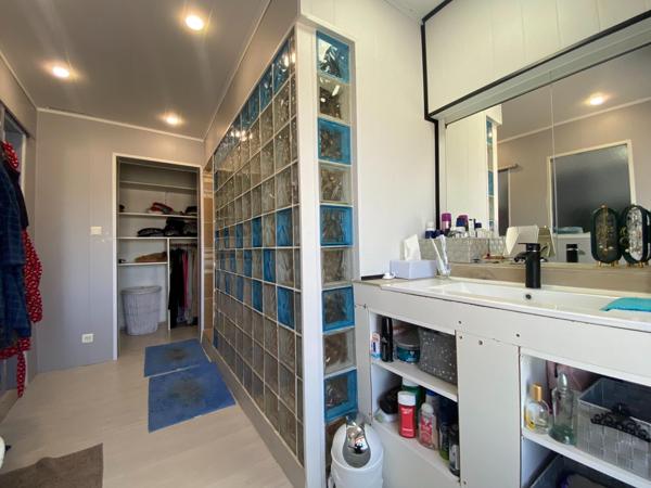 Maison de ville : 5 chambres, garage, terrasse ensoleillée. Opportunité d'investissement!