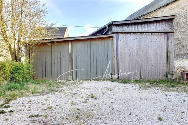 Maison en pierres avec dépendances et terrain