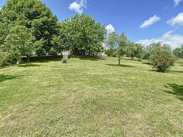 A vendre Maison plain pieds 110 m2 à Nérac 4 pièces, 3 chambres avec parc de 5000m²