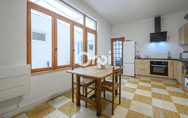 Immeuble à vendre    8 pièces •  Merville