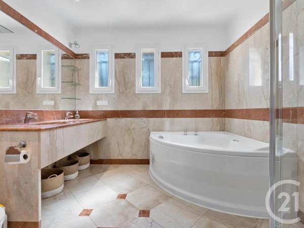 Maison à vendre  8 pièces - 220 m 2   STE MAXIME  - 83