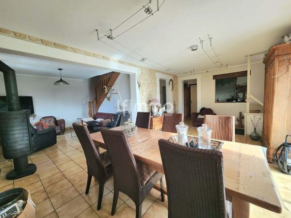 Maison traditionnelle avec étang