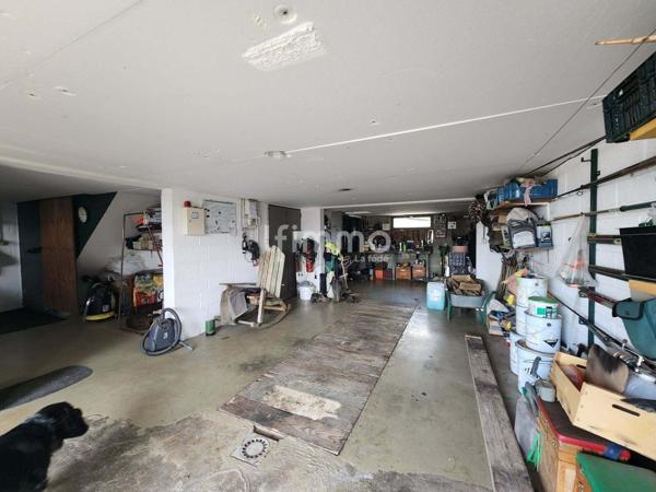 Maison traditionnelle avec étang