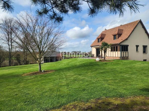 Maison traditionnelle avec étang