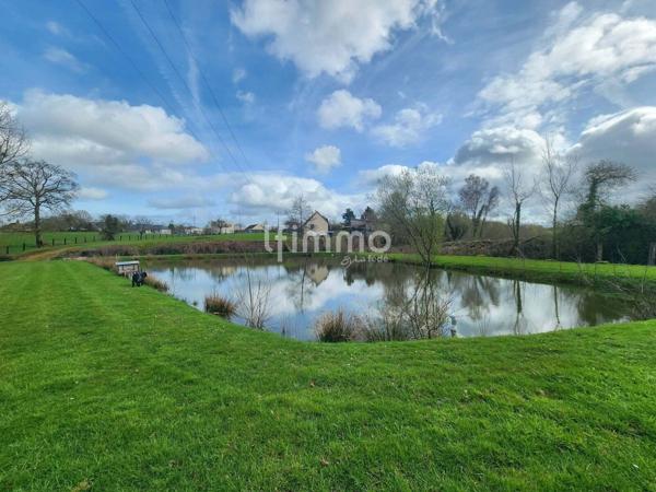 Maison traditionnelle avec étang