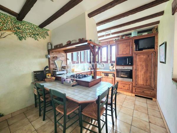 Maison traditionnelle avec étang