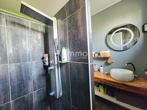 Maison traditionnelle avec étang