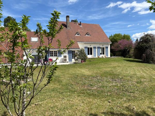 Spacieuse maison avec jardin arboré et double garage