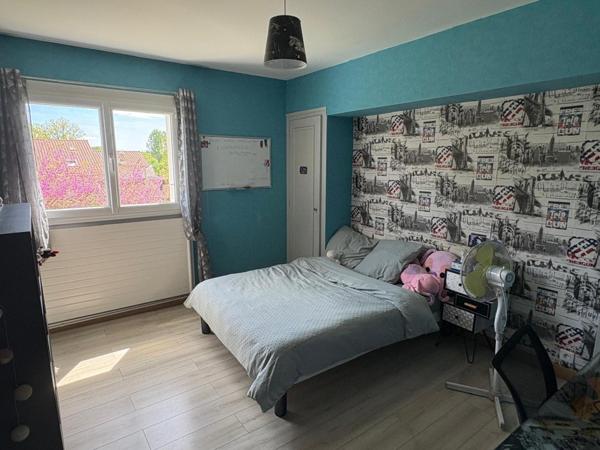 Spacieuse maison avec jardin arboré et double garage