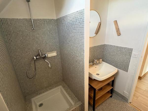 Spacieuse maison avec jardin arboré et double garage