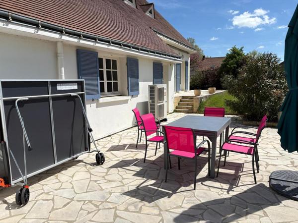 Spacieuse maison avec jardin arboré et double garage