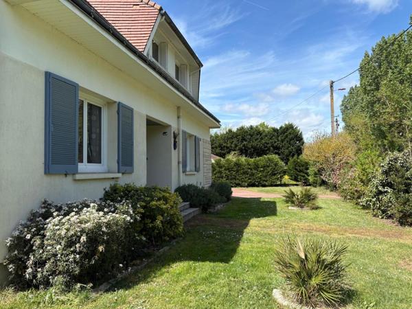 Spacieuse maison avec jardin arboré et double garage