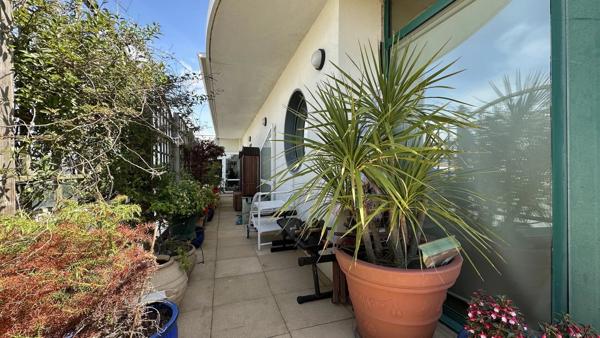 APPARTEMENT DERNIER ÉTAGE AVEC TERRASSE PISCINE