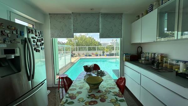 APPARTEMENT DERNIER ÉTAGE AVEC TERRASSE PISCINE