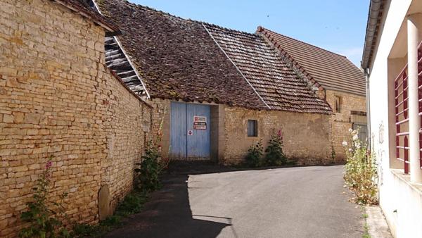 GRANGE A REHABILITER AUCENTRE DE VILLE DE DUN SUR AURON