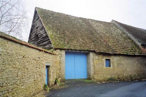 GRANGE A REHABILITER AUCENTRE DE VILLE DE DUN SUR AURON