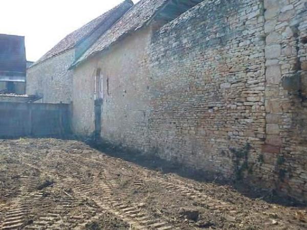 GRANGE A REHABILITER AUCENTRE DE VILLE DE DUN SUR AURON