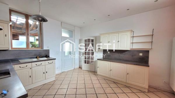 MAISON T6 de 143m², type longère, en CENTRE VILLE de St-Quentin, grande terrasse et accès véhicule