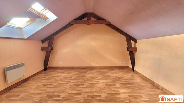 MAISON T6 de 143m², type longère, en CENTRE VILLE de St-Quentin, grande terrasse et accès véhicule