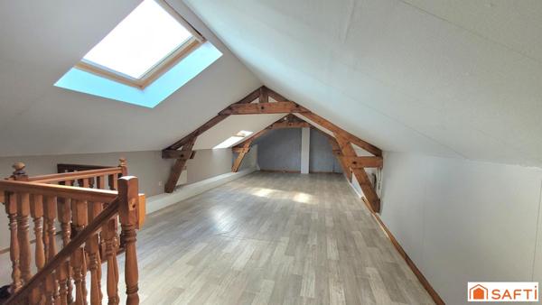 MAISON T6 de 143m², type longère, en CENTRE VILLE de St-Quentin, grande terrasse et accès véhicule