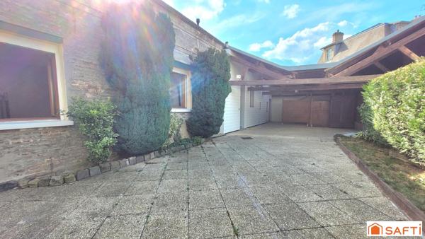 MAISON T6 de 143m², type longère, en CENTRE VILLE de St-Quentin, grande terrasse et accès véhicule