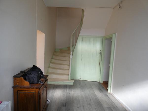 Maison spacieuse de 194 m² avec un potentiel locatif élevé.