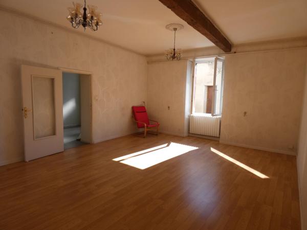 Maison spacieuse de 194 m² avec un potentiel locatif élevé.