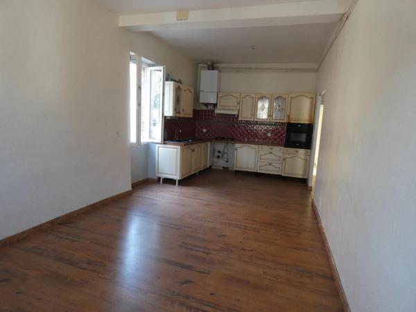 Maison spacieuse de 194 m² avec un potentiel locatif élevé.