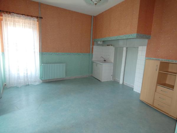 Maison spacieuse de 194 m² avec un potentiel locatif élevé.