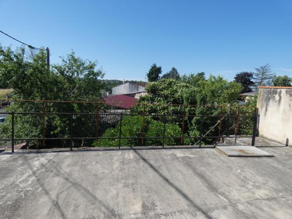 Maison spacieuse de 194 m² avec un potentiel locatif élevé.