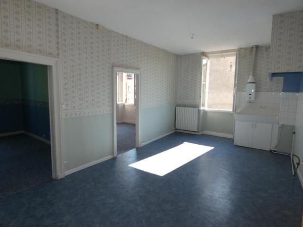 Maison spacieuse de 194 m² avec un potentiel locatif élevé.