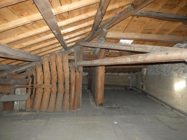 Maison spacieuse de 194 m² avec un potentiel locatif élevé.