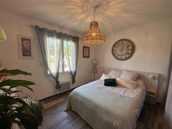 Maison récente de plain-pied avec piscine – 95 m²