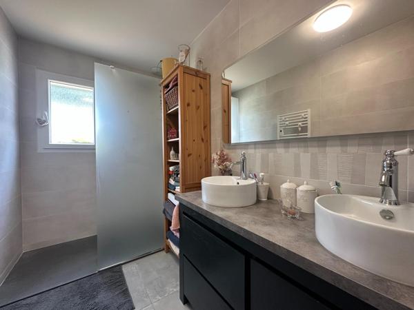 Maison récente de plain-pied avec piscine – 95 m²