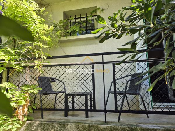 Salon-de-Provence (13300) Salon de Provence, très joli T2 avec accès jardin et dépendance.