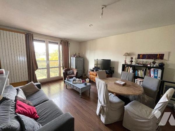 Orléans, rue des murlins, venez visiter cet appartement  composé, d'une entrée, d'un séjour ouv...