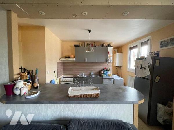 Orléans, rue des murlins, venez visiter cet appartement  composé, d'une entrée, d'un séjour ouv...