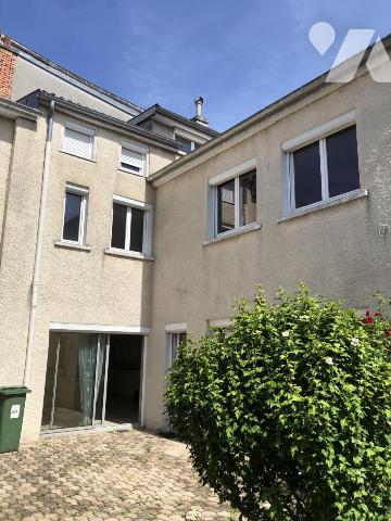 Maison de ville de 6 pièces. Cour.