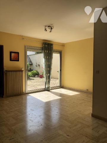 Maison de ville de 6 pièces. Cour.