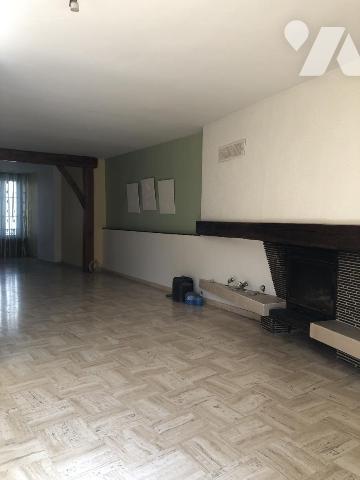 Maison de ville de 6 pièces. Cour.