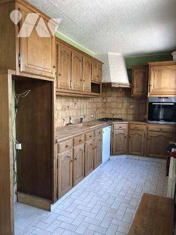 Maison de ville de 6 pièces. Cour.