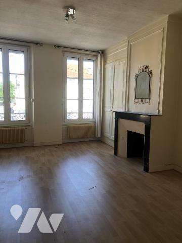 Maison de ville de 6 pièces. Cour.