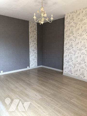 Maison de ville de 6 pièces. Cour.