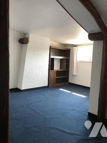 Maison de ville de 6 pièces. Cour.