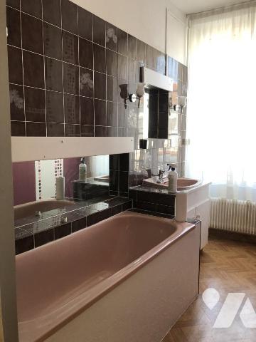 Maison de ville de 6 pièces. Cour.