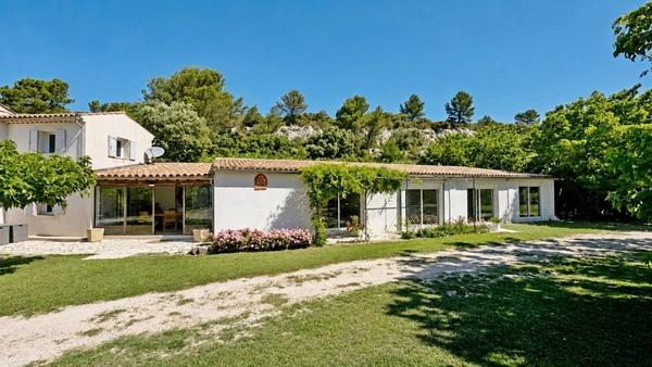 MÉRINDOL (84) | Magnifique propriété de 215 m² habitables (vendue meublée) avec 3 chambres d'hôtes