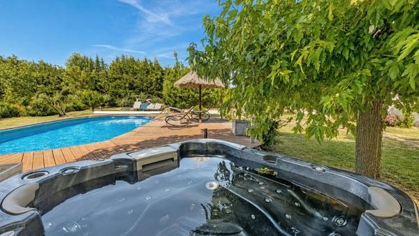 MÉRINDOL (84) | Magnifique propriété de 215 m² habitables (vendue meublée) avec 3 chambres d'hôtes