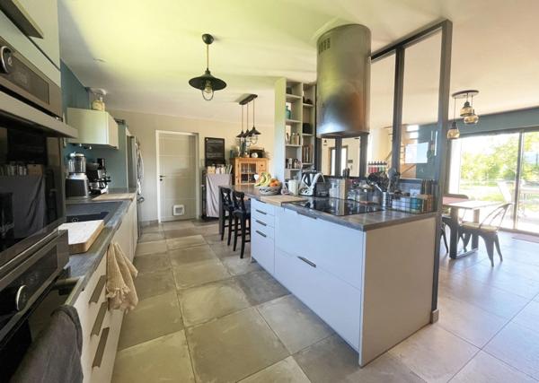 Dpt (17), à vendre maison P8 - Terrain de 1 400,00 m²